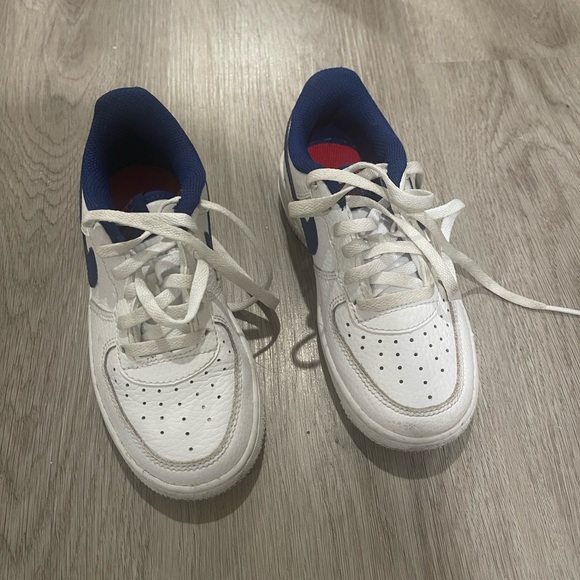 Nike Air Force 1 Boys White and Blue Sneakers - Picture 4 of 6